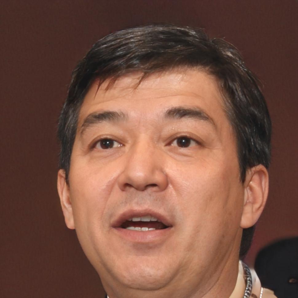 Retrato profesional de Adrián Montellano, especialista en psicología financiera